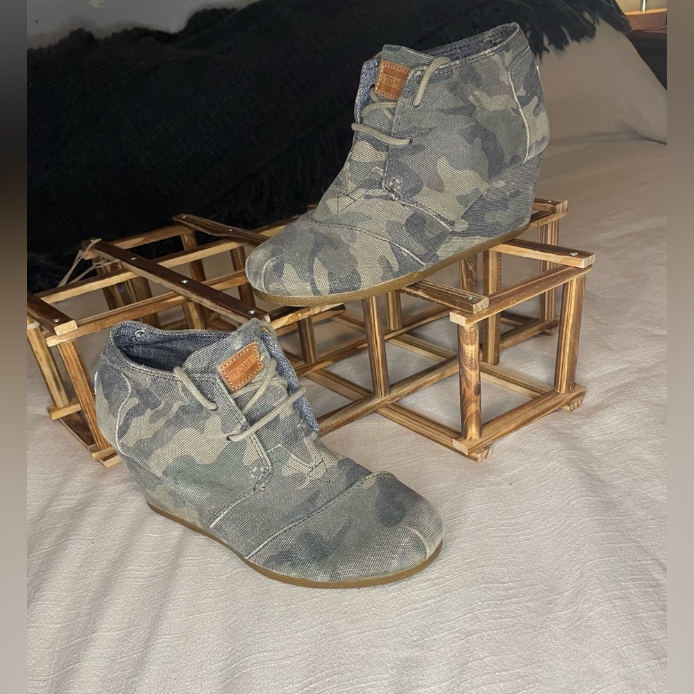Toms Camo Wedges. Size 8.